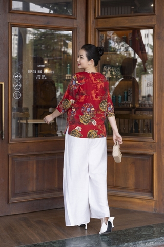 M COLLECTION | Áo Kiểu Nữ Trung Niên Tặng Mẹ Lụa Bông Hai Lớp Cổ Tròn Cài Nút Tay Lỡ Xẻ Tà A13256LW01