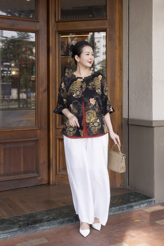 M COLLECTION | Áo Kiểu Nữ Trung Niên Tặng Mẹ Lụa Bông Hai Lớp Cổ Tròn Cài Nút Tay Lỡ Xẻ Tà A13256LW01