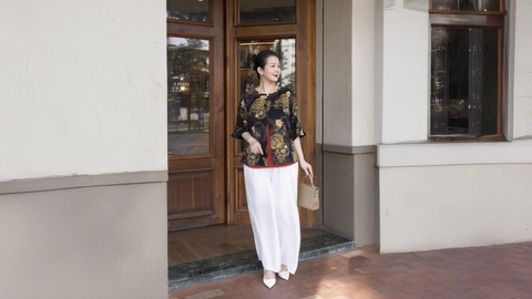 M COLLECTION | Áo Kiểu Nữ Trung Niên Tặng Mẹ Lụa Bông Hai Lớp Cổ Tròn Cài Nút Tay Lỡ Xẻ Tà A13256LW01