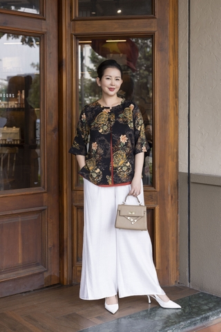 M COLLECTION | Áo Kiểu Nữ Trung Niên Tặng Mẹ Lụa Bông Hai Lớp Cổ Tròn Cài Nút Tay Lỡ Xẻ Tà A13256LW01