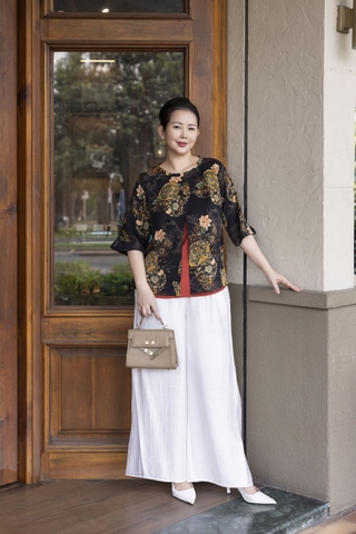 M COLLECTION | Áo Kiểu Nữ Trung Niên Tặng Mẹ Lụa Bông Hai Lớp Cổ Tròn Cài Nút Tay Lỡ Xẻ Tà A13256LW01