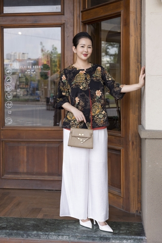 M COLLECTION | Áo Kiểu Nữ Trung Niên Tặng Mẹ Lụa Bông Hai Lớp Cổ Tròn Cài Nút Tay Lỡ Xẻ Tà A13256LW01