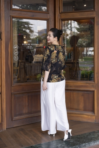 M COLLECTION | Áo Kiểu Nữ Trung Niên Tặng Mẹ Lụa Bông Hai Lớp Cổ Tròn Cài Nút Tay Lỡ Xẻ Tà A13256LW01