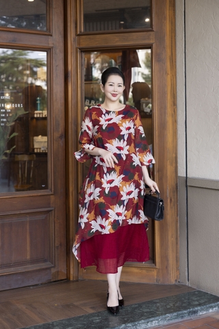 M COLLECTION | Váy Đầm Nữ Trung Niên Tặng Mẹ, Bà Suông Tơ 2 Lớp Cổ Tròn Tay Lỡ In Hoa D13247LW01