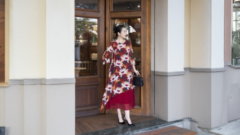 M COLLECTION | Váy Đầm Nữ Trung Niên Tặng Mẹ, Bà Suông Tơ 2 Lớp Cổ Tròn Tay Lỡ In Hoa D13247LW01