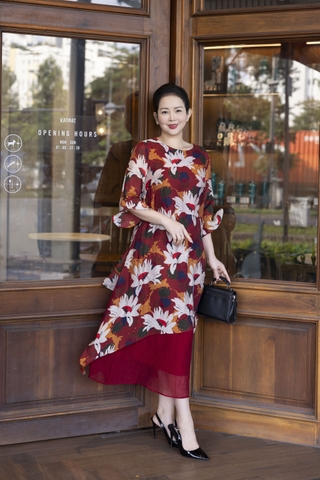 M COLLECTION | Váy Đầm Nữ Trung Niên Tặng Mẹ, Bà Suông Tơ 2 Lớp Cổ Tròn Tay Lỡ In Hoa D13247LW01