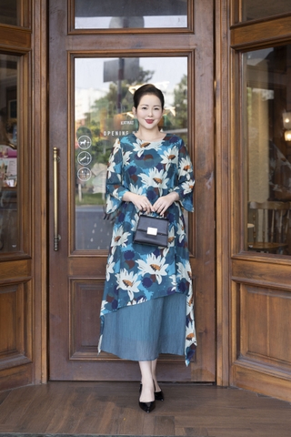 M COLLECTION | Váy Đầm Nữ Trung Niên Tặng Mẹ, Bà Suông Tơ 2 Lớp Cổ Tròn Tay Lỡ In Hoa D13247LW01