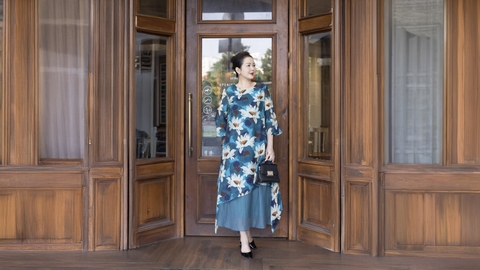 M COLLECTION | Váy Đầm Nữ Trung Niên Tặng Mẹ, Bà Suông Tơ 2 Lớp Cổ Tròn Tay Lỡ In Hoa D13247LW01