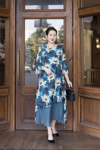 M COLLECTION | Váy Đầm Nữ Trung Niên Tặng Mẹ, Bà Suông Tơ 2 Lớp Cổ Tròn Tay Lỡ In Hoa D13247LW01