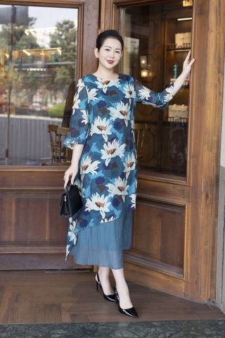 M COLLECTION | Váy Đầm Nữ Trung Niên Tặng Mẹ, Bà Suông Tơ 2 Lớp Cổ Tròn Tay Lỡ In Hoa D13247LW01