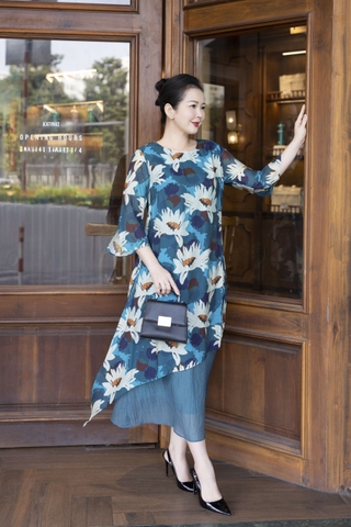 M COLLECTION | Váy Đầm Nữ Trung Niên Tặng Mẹ, Bà Suông Tơ 2 Lớp Cổ Tròn Tay Lỡ In Hoa D13247LW01