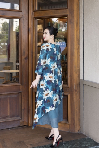 M COLLECTION | Váy Đầm Nữ Trung Niên Tặng Mẹ, Bà Suông Tơ 2 Lớp Cổ Tròn Tay Lỡ In Hoa D13247LW01