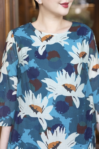 M COLLECTION | Váy Đầm Nữ Trung Niên Tặng Mẹ, Bà Suông Tơ 2 Lớp Cổ Tròn Tay Lỡ In Hoa D13247LW01