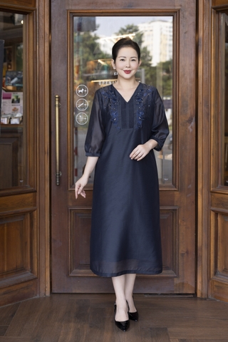 M COLLECTION | Váy Đầm Suông Nữ Trung Niên Tặng Mẹ Vải Tơ Thêu Hoa Hai Lớp Cổ Chữ V Tay Lỡ D13278LW01