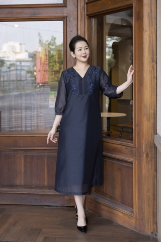 M COLLECTION | Váy Đầm Suông Nữ Trung Niên Tặng Mẹ Vải Tơ Thêu Hoa Hai Lớp Cổ Chữ V Tay Lỡ D13278LW01