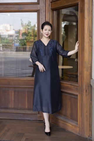 M COLLECTION | Váy Đầm Suông Nữ Trung Niên Tặng Mẹ Vải Tơ Thêu Hoa Hai Lớp Cổ Chữ V Tay Lỡ D13278LW01