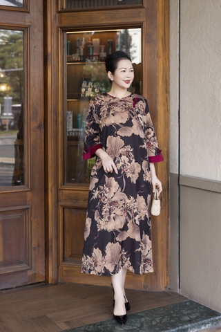 M COLLECTION | Váy Đầm Suông Nữ Trung Niên Tặng Mẹ, Bà Vải Lụa Hai Da Thêu Hoa Tay Lỡ D13203LW01