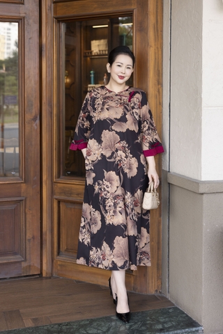 M COLLECTION | Váy Đầm Suông Nữ Trung Niên Tặng Mẹ, Bà Vải Lụa Hai Da Thêu Hoa Tay Lỡ D13203LW01