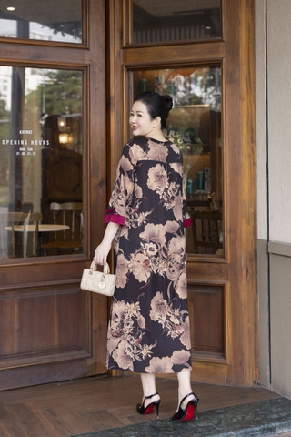 M COLLECTION | Váy Đầm Suông Nữ Trung Niên Tặng Mẹ, Bà Vải Lụa Hai Da Thêu Hoa Tay Lỡ D13203LW01