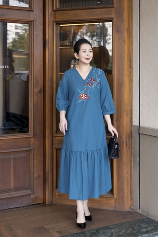 M COLLECTION | Váy Đầm Nữ Trung Niên Tặng Mẹ, Bà Suông Vải Linen Thêu Hoa Cổ Chữ V Tay Lỡ D13273LW01