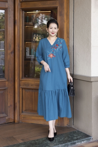 M COLLECTION | Váy Đầm Nữ Trung Niên Tặng Mẹ, Bà Suông Vải Linen Thêu Hoa Cổ Chữ V Tay Lỡ D13273LW01