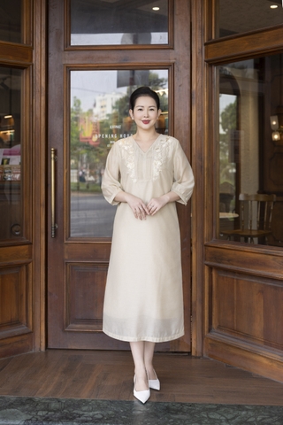 M COLLECTION | Váy Đầm Suông Nữ Trung Niên Tặng Mẹ Vải Tơ Thêu Hoa Hai Lớp Cổ Chữ V Tay Lỡ D13278LW01