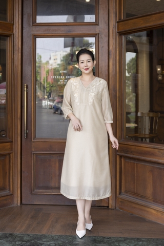 M COLLECTION | Váy Đầm Suông Nữ Trung Niên Tặng Mẹ Vải Tơ Thêu Hoa Hai Lớp Cổ Chữ V Tay Lỡ D13278LW01