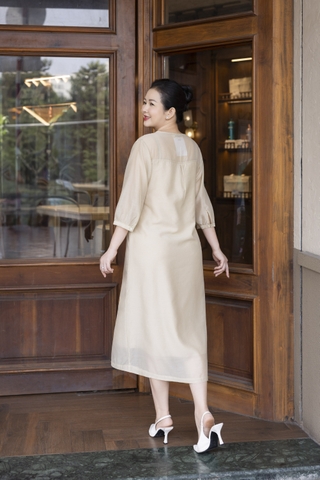 M COLLECTION | Váy Đầm Suông Nữ Trung Niên Tặng Mẹ Vải Tơ Thêu Hoa Hai Lớp Cổ Chữ V Tay Lỡ D13278LW01