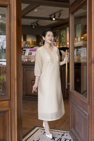 M COLLECTION | Váy Đầm Suông Nữ Trung Niên Tặng Mẹ Vải Tơ Thêu Hoa Hai Lớp Cổ Chữ V Tay Lỡ D13278LW01