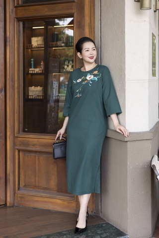 SWANLAKE | Váy Đầm Nữ Suông Vải Linen Thêu Hoa Cổ Tròn Tay Lỡ Có Túi Công Sở Thanh Lịch D13239LW01