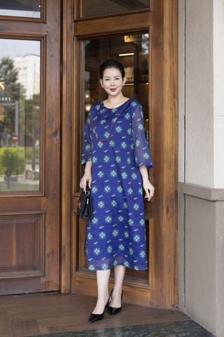 M COLLECTION | Váy Đầm Suông Nữ Trung Niên Tặng Mẹ Vải Tơ Bông Lót Tay Lỡ Cổ Tròn Đính Nút D13257LW01