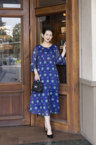 M COLLECTION | Váy Đầm Suông Nữ Trung Niên Tặng Mẹ Vải Tơ Bông Lót Tay Lỡ Cổ Tròn Đính Nút D13257LW01