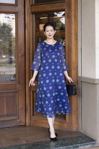 M COLLECTION | Váy Đầm Suông Nữ Trung Niên Tặng Mẹ Vải Tơ Bông Lót Tay Lỡ Cổ Tròn Đính Nút D13257LW01