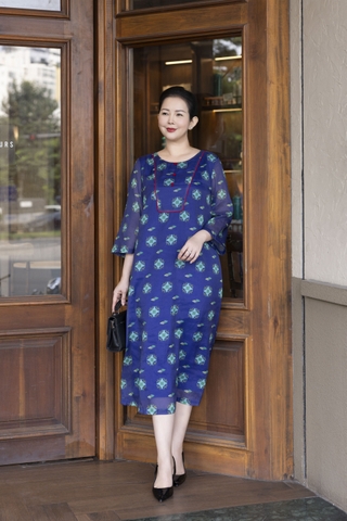 M COLLECTION | Váy Đầm Suông Nữ Trung Niên Tặng Mẹ Vải Tơ Bông Lót Tay Lỡ Cổ Tròn Đính Nút D13257LW01