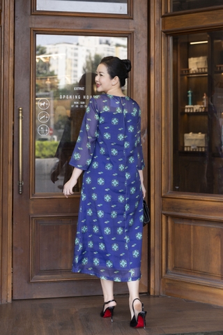 M COLLECTION | Váy Đầm Suông Nữ Trung Niên Tặng Mẹ Vải Tơ Bông Lót Tay Lỡ Cổ Tròn Đính Nút D13257LW01