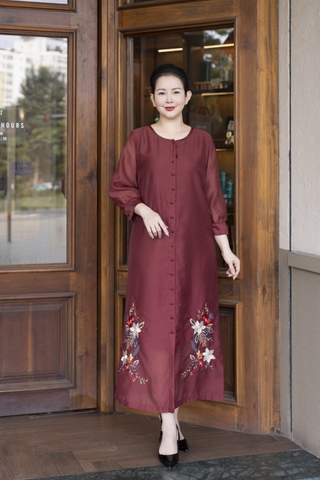 M COLLECTION | Váy Đầm Suông Nữ Trung Niên Tặng Mẹ Vải Tơ Thêu Hoa Tay Lỡ Cổ Tròn Cài Nút D13188LW01
