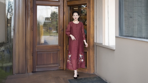 M COLLECTION | Váy Đầm Suông Nữ Trung Niên Tặng Mẹ Vải Tơ Thêu Hoa Tay Lỡ Cổ Tròn Cài Nút D13188LW01