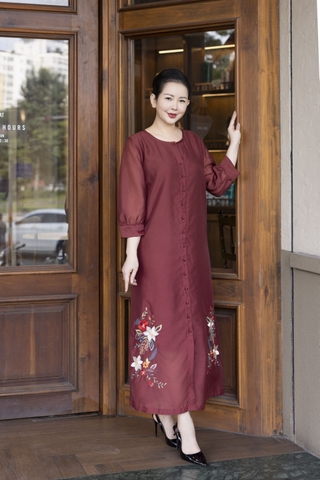M COLLECTION | Váy Đầm Suông Nữ Trung Niên Tặng Mẹ Vải Tơ Thêu Hoa Tay Lỡ Cổ Tròn Cài Nút D13188LW01