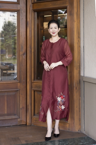 M COLLECTION | Váy Đầm Suông Nữ Trung Niên Tặng Mẹ Vải Tơ Thêu Hoa Tay Lỡ Cổ Tròn Cài Nút D13188LW01