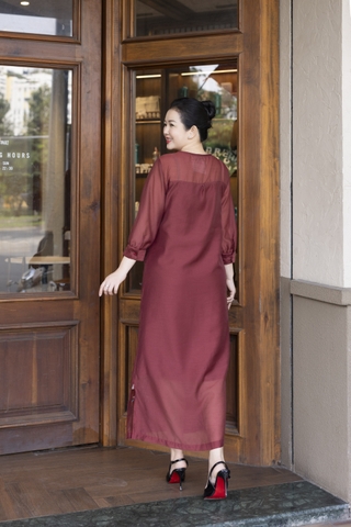 M COLLECTION | Váy Đầm Suông Nữ Trung Niên Tặng Mẹ Vải Tơ Thêu Hoa Tay Lỡ Cổ Tròn Cài Nút D13188LW01