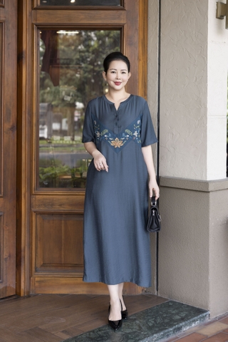 M COLLECTION | Váy Đầm Suông Nữ Trung Niên Tặng Mẹ Lụa Hàn Thêu Hoa Cổ Trụ Cài Nút Có Túi D12909LW01