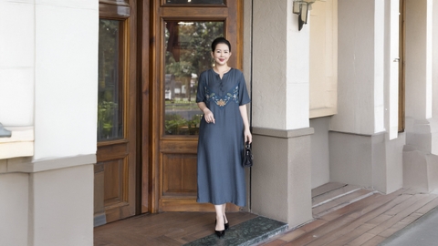 M COLLECTION | Váy Đầm Suông Nữ Trung Niên Tặng Mẹ Lụa Hàn Thêu Hoa Cổ Trụ Cài Nút Có Túi D12909LW01