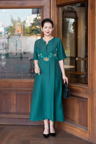 M COLLECTION | Váy Đầm Suông Nữ Trung Niên Tặng Mẹ Lụa Hàn Thêu Hoa Cổ Trụ Cài Nút Có Túi D12909LW01