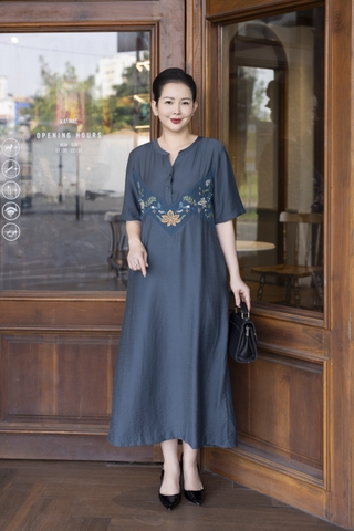 M COLLECTION | Váy Đầm Suông Nữ Trung Niên Tặng Mẹ Lụa Hàn Thêu Hoa Cổ Trụ Cài Nút Có Túi D12909LW01