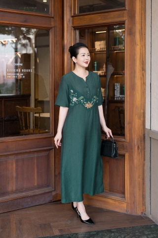 M COLLECTION | Váy Đầm Suông Nữ Trung Niên Tặng Mẹ Lụa Hàn Thêu Hoa Cổ Trụ Cài Nút Có Túi D12909LW01