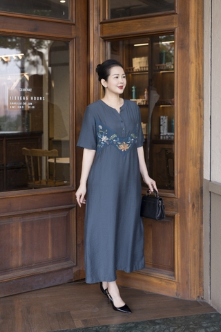 M COLLECTION | Váy Đầm Suông Nữ Trung Niên Tặng Mẹ Lụa Hàn Thêu Hoa Cổ Trụ Cài Nút Có Túi D12909LW01