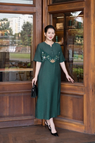 M COLLECTION | Váy Đầm Suông Nữ Trung Niên Tặng Mẹ Lụa Hàn Thêu Hoa Cổ Trụ Cài Nút Có Túi D12909LW01