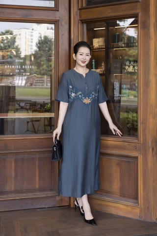 M COLLECTION | Váy Đầm Suông Nữ Trung Niên Tặng Mẹ Lụa Hàn Thêu Hoa Cổ Trụ Cài Nút Có Túi D12909LW01