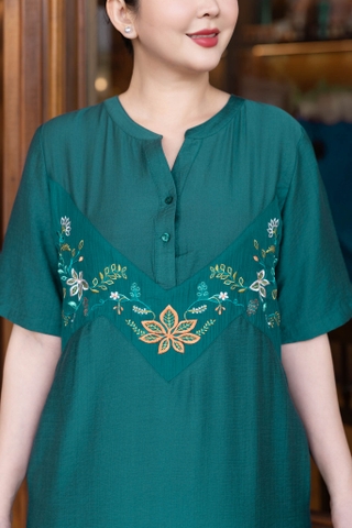 M COLLECTION | Váy Đầm Suông Nữ Trung Niên Tặng Mẹ Lụa Hàn Thêu Hoa Cổ Trụ Cài Nút Có Túi D12909LW01