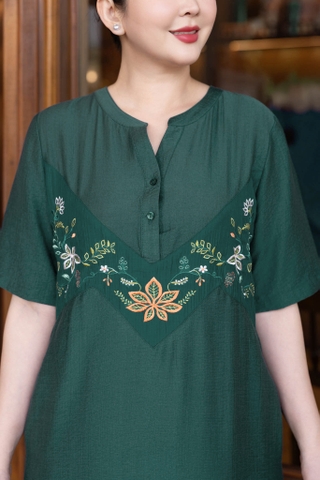 M COLLECTION | Váy Đầm Suông Nữ Trung Niên Tặng Mẹ Lụa Hàn Thêu Hoa Cổ Trụ Cài Nút Có Túi D12909LW01